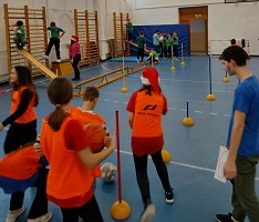 Mikulás lelkes manói egy sportfesztiválon